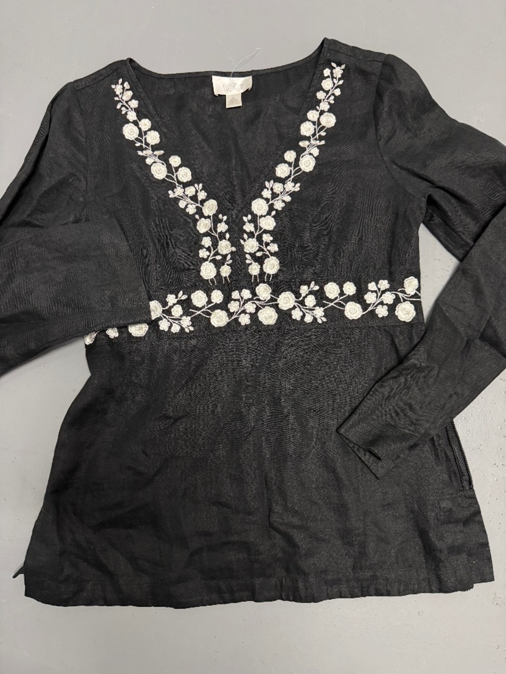 LOFT 100% linen v-neck tunic size 4 floral embroidered black white long sleeve